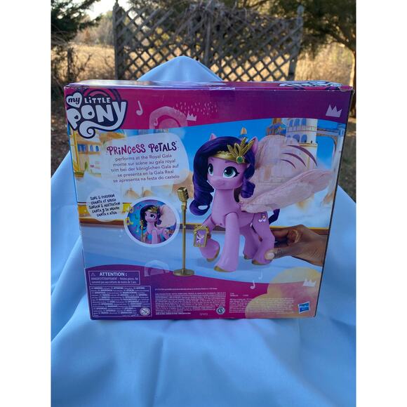 Hasbro My Little Pony New in Box "Princess Petals", singing star Wings flap! - Picture 9 of 12